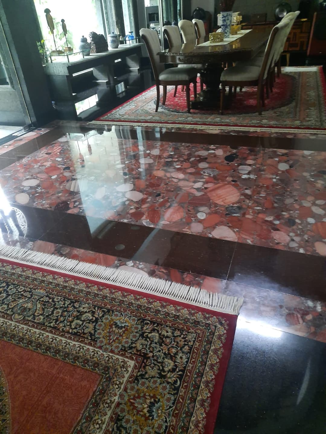 Proses pengerjaan poles lantai