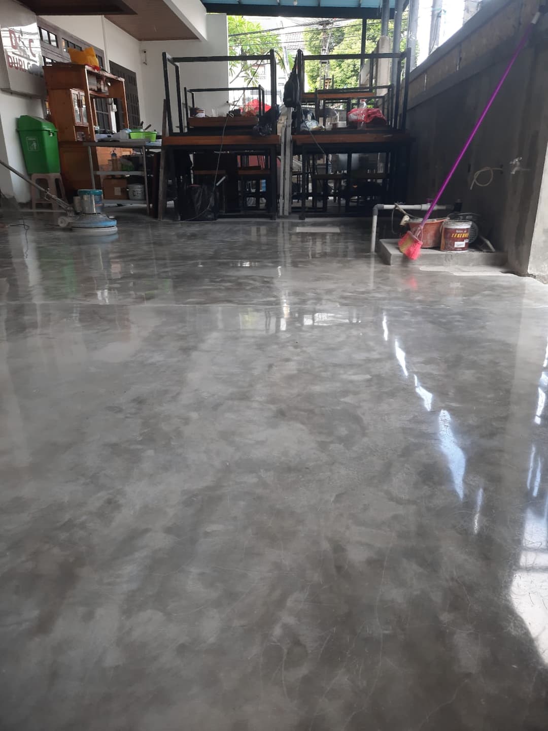 Lantai granit mengkilap setelah dipoles