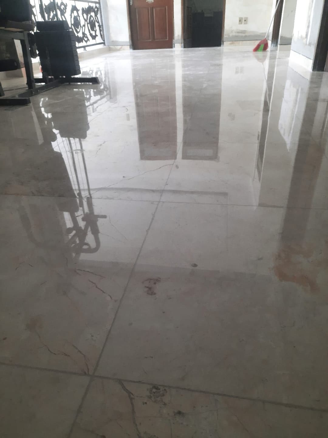 Tampilan keseluruhan lantai rumah setelah dipoles